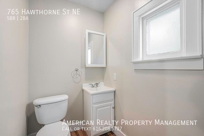 Building Photo - 765 Hawthorne St NE