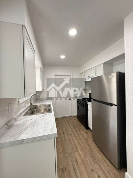 Building Photo - 5419-5419 Lk Grv Dr