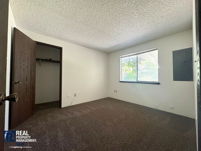 Building Photo - Charming 2 Bedroom! Stunning Views!