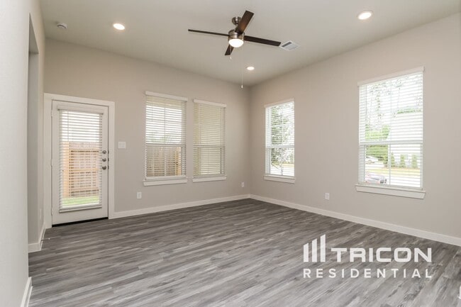Building Photo - 9835 Willow Creek Commerce Dr