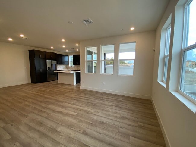 Building Photo - Boulevards End Unit Townhouse, 3 Bed / 2.5 Bath, Amenities, Close to 580 - This is a 3-6 month sh...