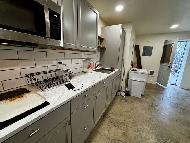 Building Photo - 505 W C St