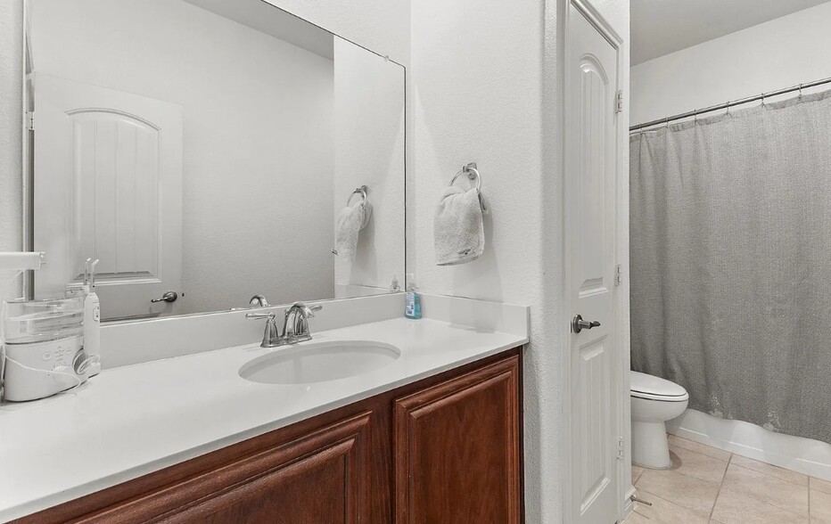 Guest Bath - 4706 Lakeway Dr