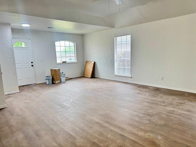 Building Photo - 223 W 6th St