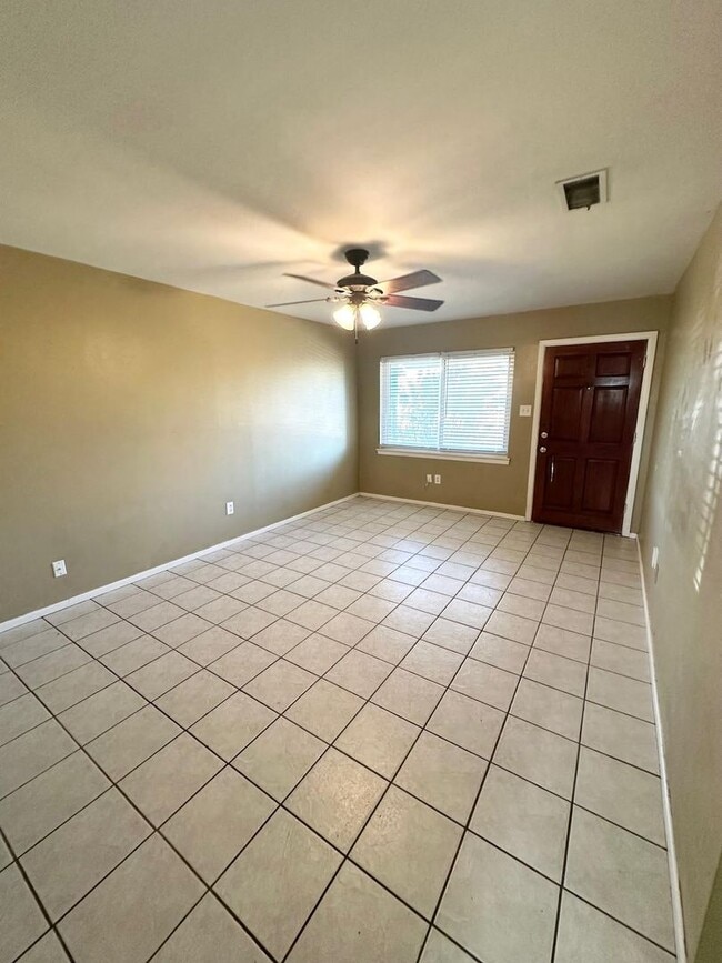 Building Photo - 3 Bed 1 Bath Ready to Rent!