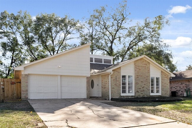 Building Photo - 2042 Lexington Woods Dr