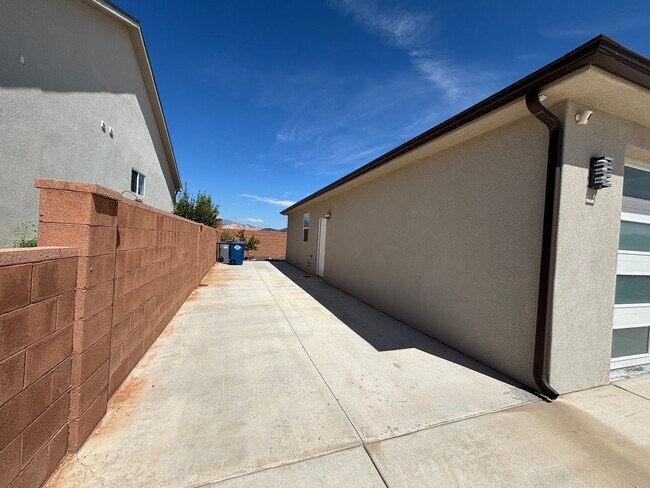 Building Photo - ADORABLE HOUSE FOR RENT IN HURRICANE