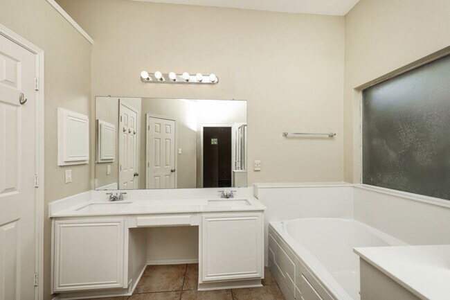 Building Photo - $1,995 4 Bed/2 Bath/2 Garage Ready for Move-in Rockwall Home in Highland Meadows