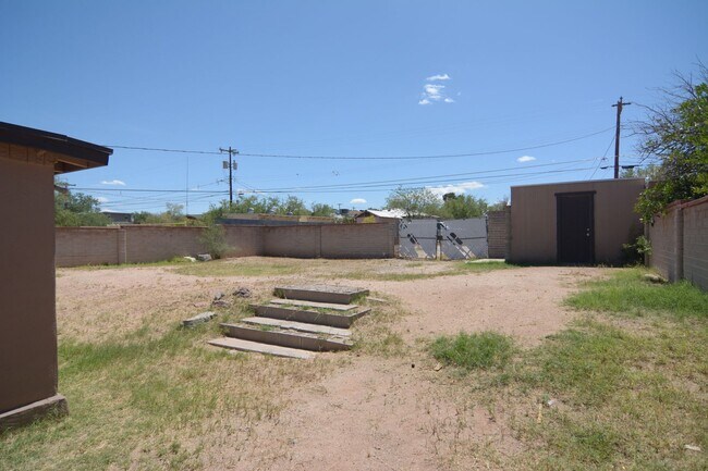 Building Photo - Charming 3 Bedroom 2 Bath House! Close to the UofA and Downtown!