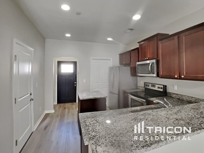 Building Photo - 409 Riverwood Ct