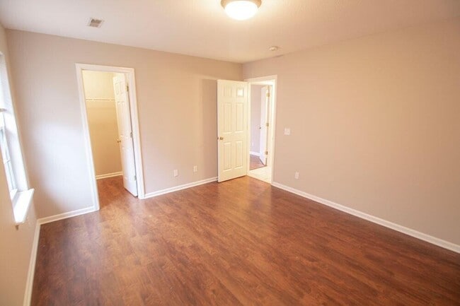 Building Photo - 1910 Harmony St