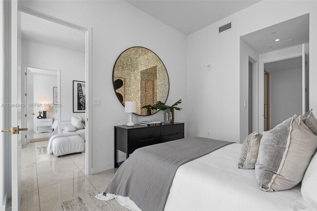 Building Photo - 2655 S Bayshore Dr