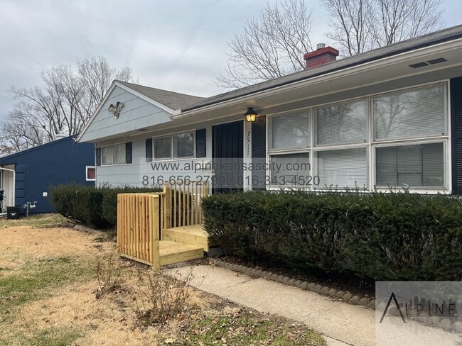 Building Photo - Ranch Home in Ruskin, Fenced Yard, Central...