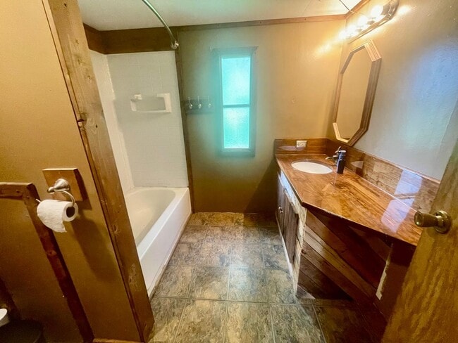 Building Photo - 2 Bed 1 Bath- Aliquippa PA