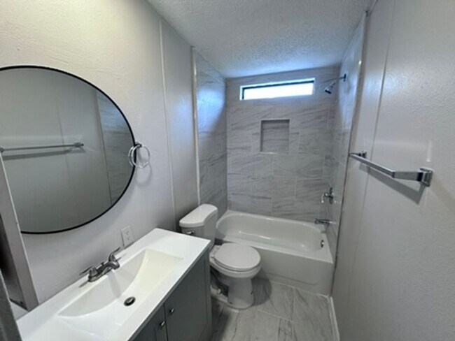 Building Photo - Beautiful Fully Remodeled Home with Large Yard and Primary Suite Bath