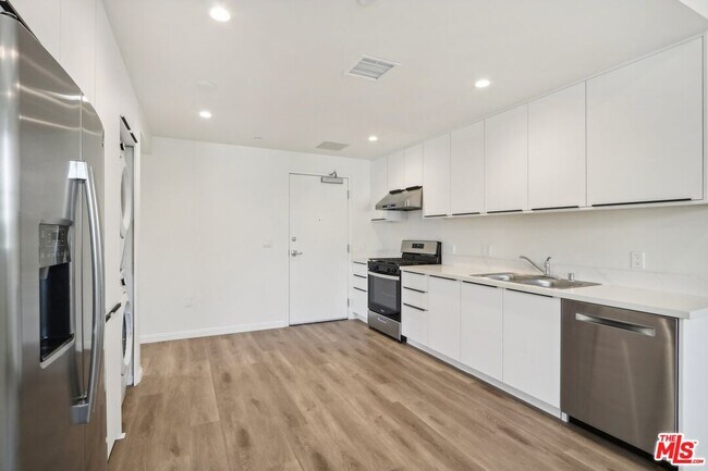 Building Photo - 951 S Wilton Pl