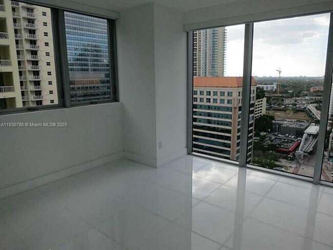 Building Photo - 1300 Brickell Bay Dr