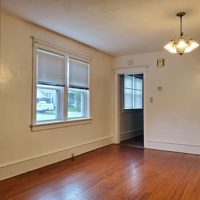 Building Photo - 100 Mary St