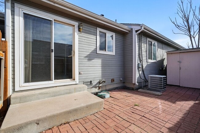 Building Photo - Updated Home in Sunnyside!