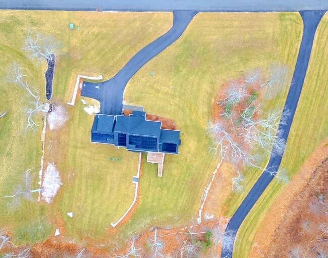 Building Photo - 18 Locust Hill Dr