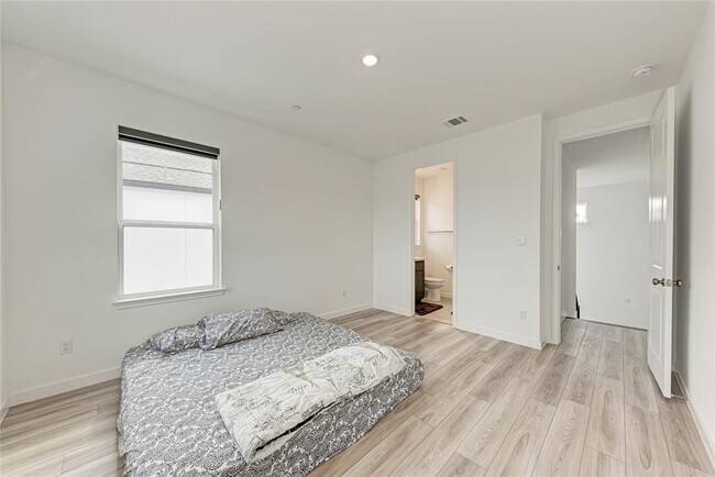 Building Photo - 2420 Novara Trl