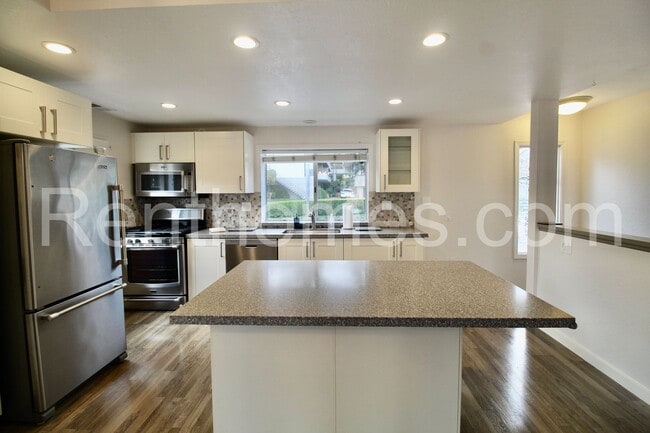 Building Photo - 2528 Navarra Dr