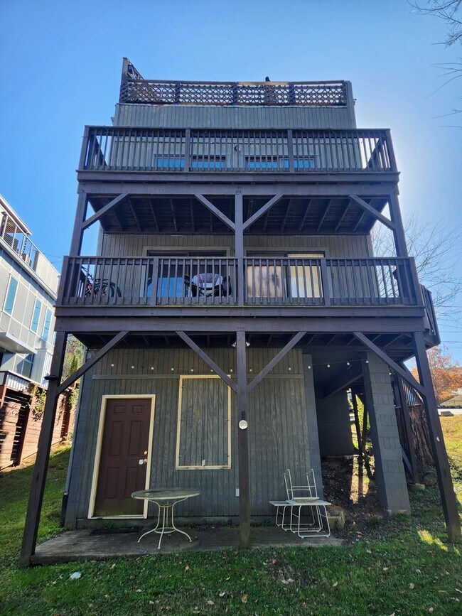 Building Photo - Chapel Hill / 4br House on McMasters St AV...