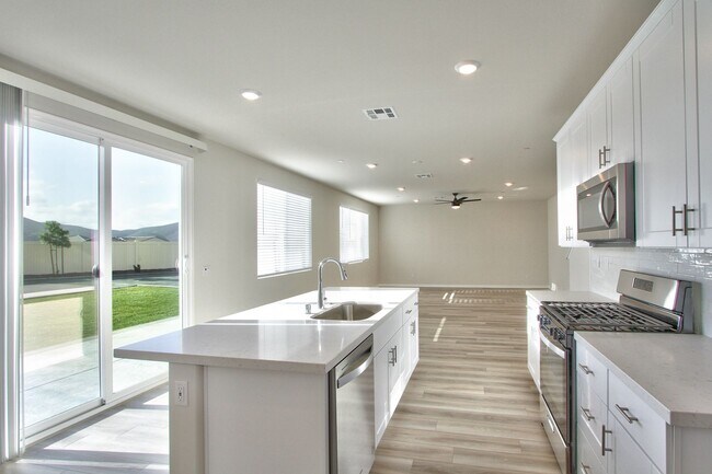 Building Photo - 5 BEDROOMS SOLAR AUDIE MURPHY RANCH