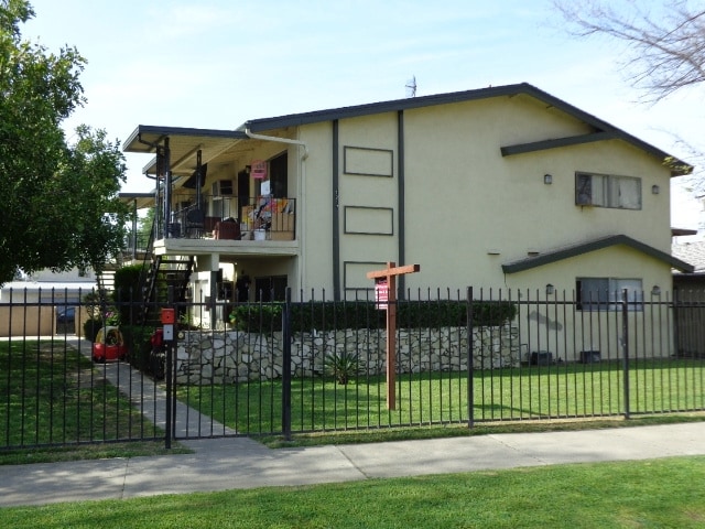 Primary Photo - 1217 W Rosewood Ct
