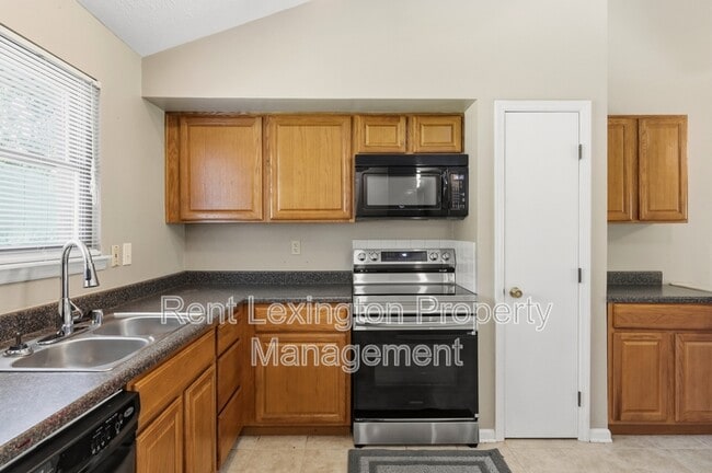 Building Photo - 3352 Featherston Dr