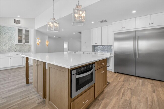 Building Photo - 1254 SW 4th Ct