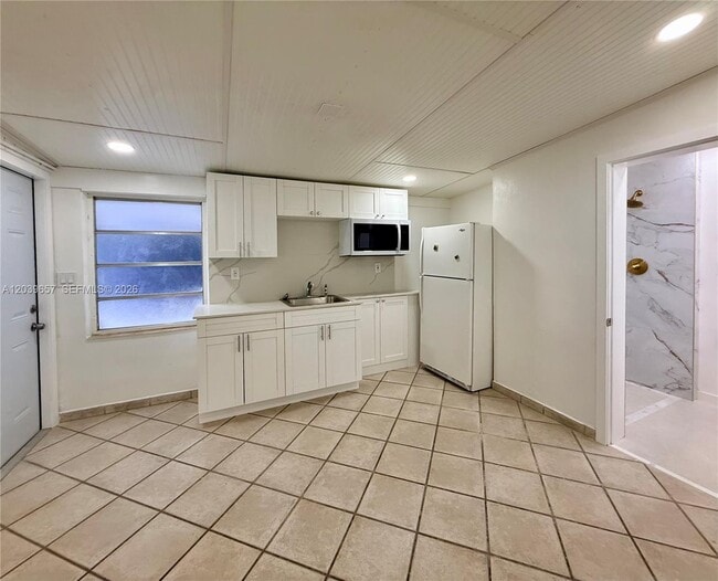Building Photo - 561 W 39th St