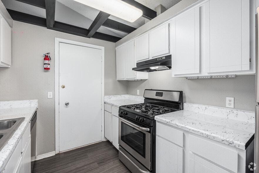 2BR, 2BA - 1225SF - Kitchen - Belle Isle Terrace