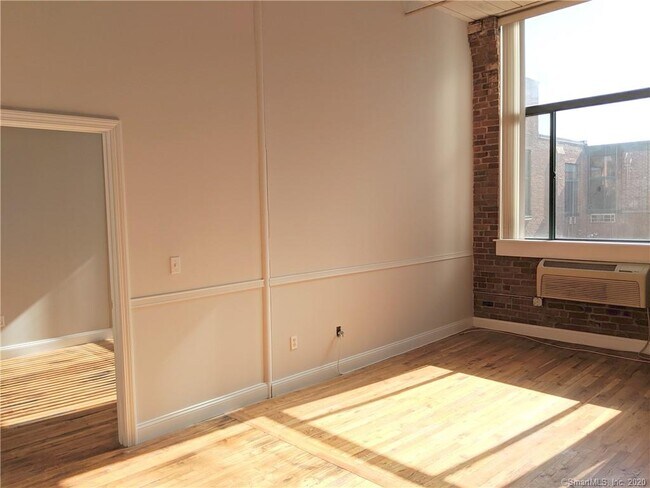 Building Photo - 390 Charles St