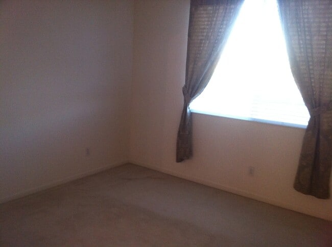 Building Photo - End unit ownhouse with garage walking dist...