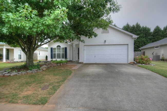 Building Photo - 215 River Oaks Dr