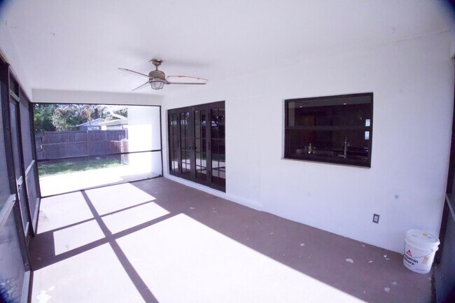 Building Photo - 700 N Perry Ave