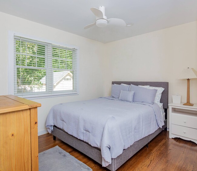 Building Photo - 49 Wooded Oak Ln