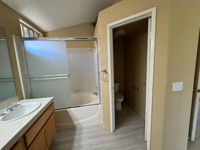 Building Photo - Rent a Beautiful Home Backing the Golf Cou...