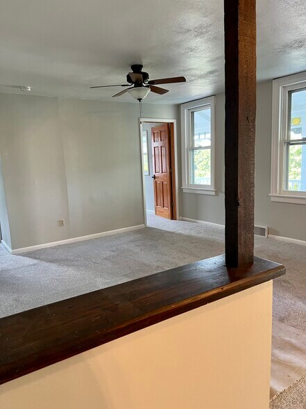 Building Photo - 27 W Main St