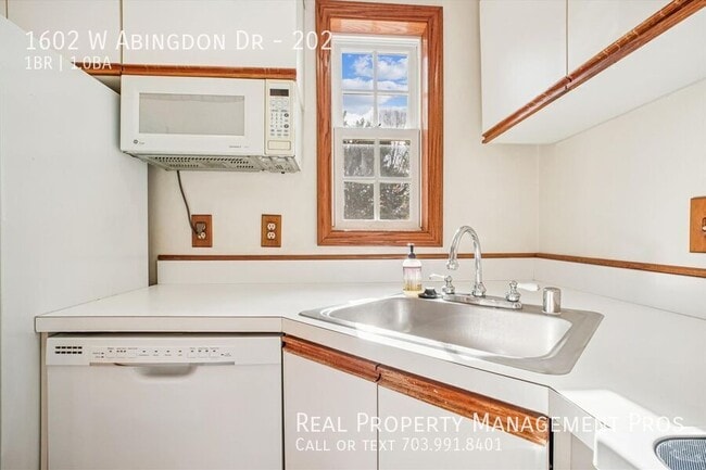 Building Photo - 1602 W Abingdon Dr