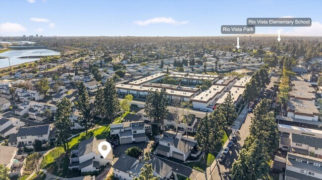 Building Photo - 3 Bedroom Townhome: Prime Location with Pool, Clubhouse and More!