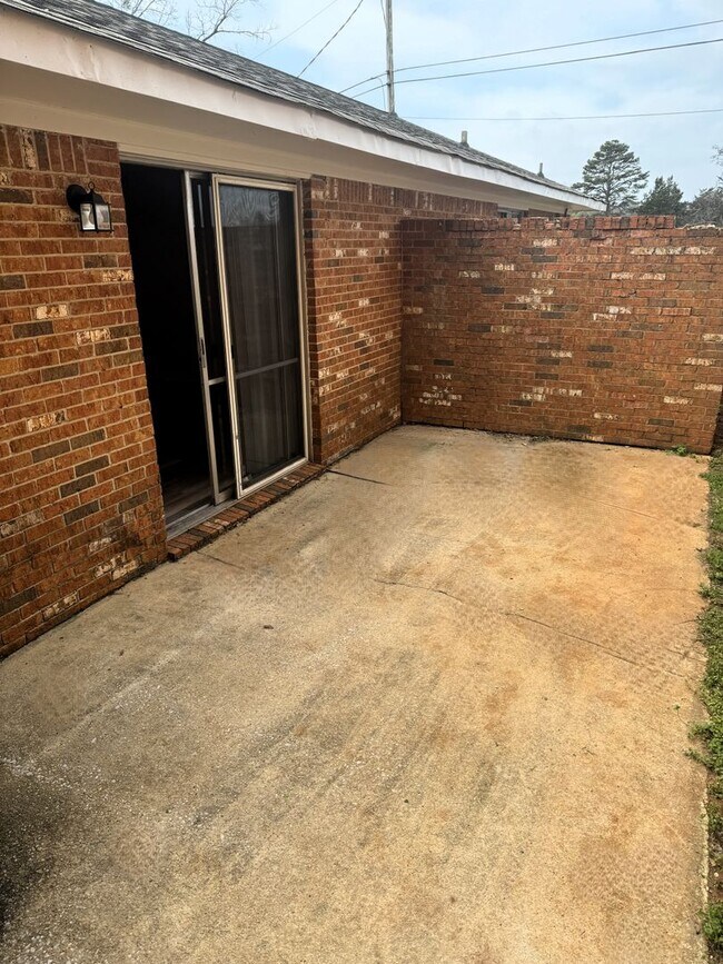 Building Photo - Move-In Special!! 1/2 Off First Month's Rent!!