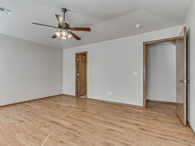 Building Photo - 4 Bed | 2 Bath | 2 Car Garage - Edmond Schools - North Hampton Addition