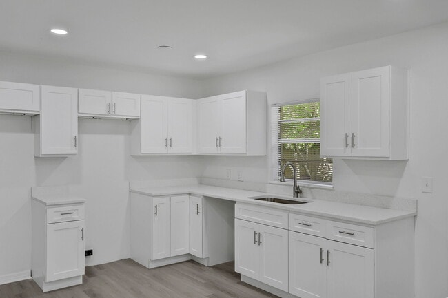Building Photo - 3923 Tyndale Dr