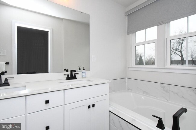 Building Photo - 500 Sterling Dr