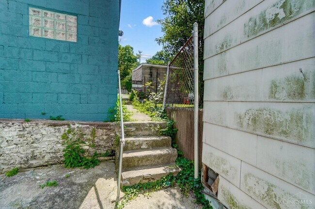 Building Photo - 2228 Reading Rd