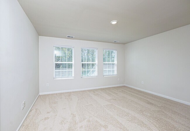 Building Photo - Lovely 3 Bed 2.5 Bath Townhome