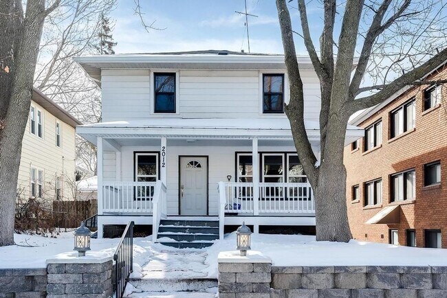 Building Photo - 6 bedroom 2 bathroom available 06/01/2026