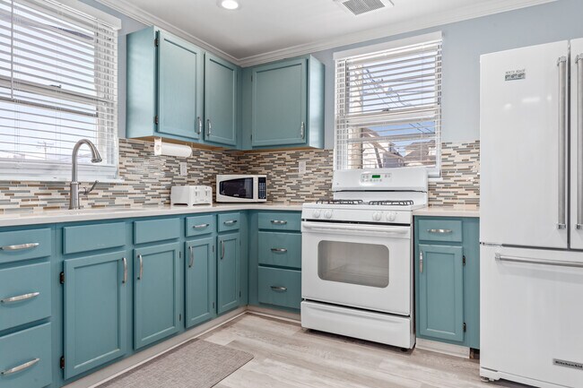 Building Photo - 100 S Amherst Ave